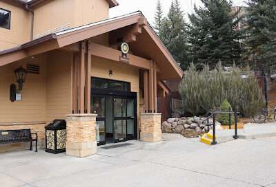 Charter Sports Ski, Snowboard & Bike Rentals – Streamside Marriott Vail